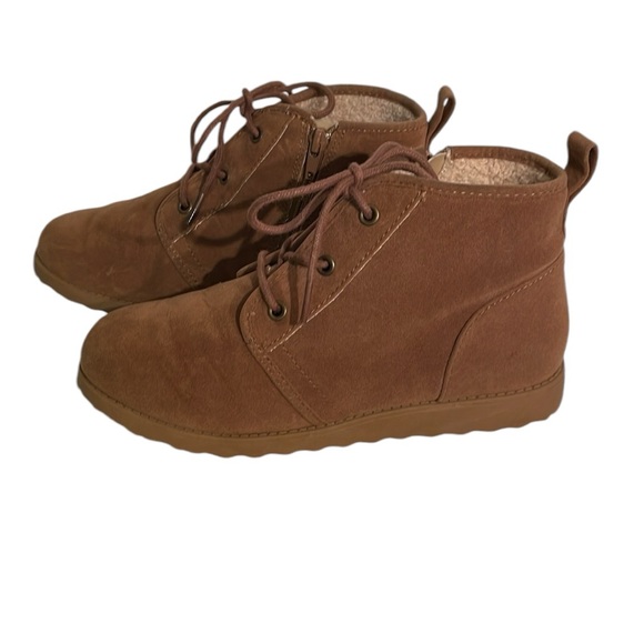 Jellypop woman’s tan faux suede ankle boots. Inside has faux fur. Size 7.5 - Picture 5 of 8